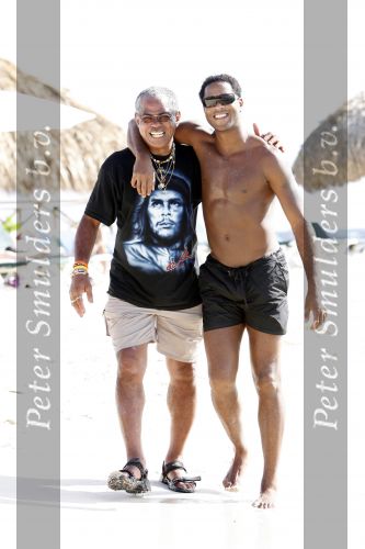 Curacao 6 januari 2006
Patrick Kluivert en zijn vader op het strand.