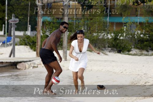 Curacao 6 januari 2006
Patrick Kluivert met Rossana Lima op het strand.