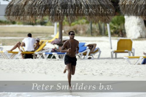 Curacao 6 januari 2006
Patrick Kluivert aan het trainen op het strand met een i pod op.