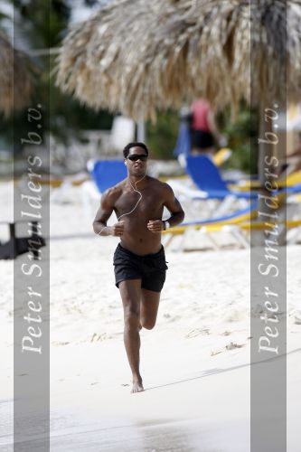 Curacao 6 januari 2006
Patrick Kluivert aan het trainen op het strand met een i pod op.