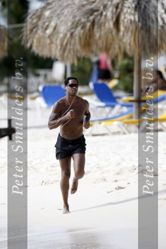 Curacao 6 januari 2006
Patrick Kluivert aan het trainen op het strand met een i pod op.