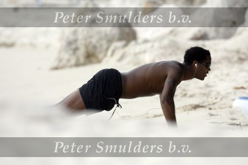 Curacao 6 januari 2006
Patrick Kluivert aan het trainen op het strand met een i pod op.
