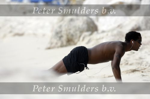 Curacao 6 januari 2006
Patrick Kluivert aan het trainen op het strand met een i pod op.