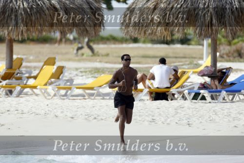 Curacao 6 januari 2006
Patrick Kluivert aan het trainen op het strand met een i pod op.