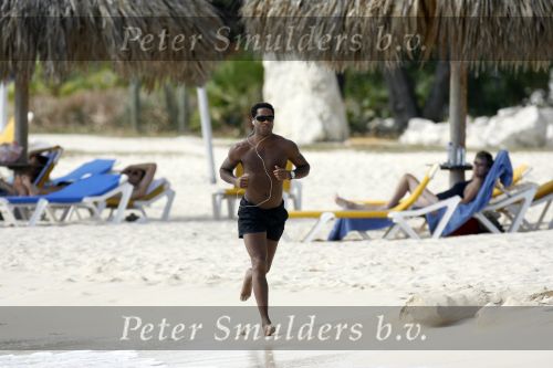 Curacao 6 januari 2006
Patrick Kluivert aan het trainen op het strand met een i pod op.
