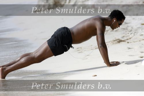 Curacao 6 januari 2006
Patrick Kluivert aan het trainen op het strand met een i pod op.