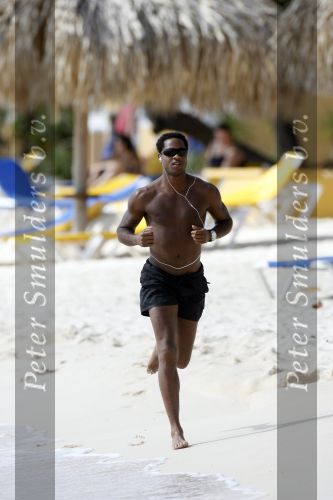 Curacao 6 januari 2006
Patrick Kluivert aan het trainen op het strand met een i pod op.
