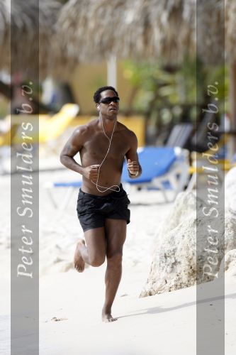 Curacao 6 januari 2006
Patrick Kluivert aan het trainen op het strand met een i pod op.