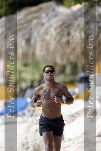 Curacao 6 januari 2006
Patrick Kluivert aan het trainen op het strand met een i pod op.