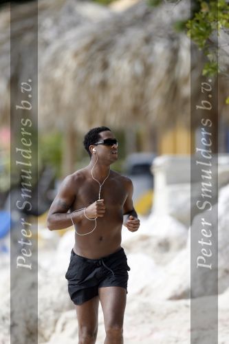 Curacao 6 januari 2006
Patrick Kluivert aan het trainen op het strand met een i pod op.