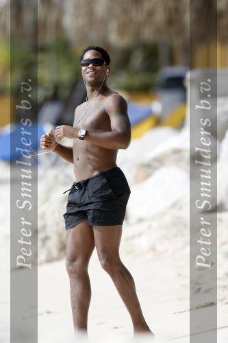 Curacao 6 januari 2006
Patrick Kluivert aan het trainen op het strand met een i pod op.