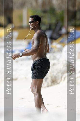 Curacao 6 januari 2006
Patrick Kluivert aan het trainen op het strand met een i pod op.