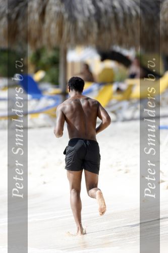 Curacao 6 januari 2006
Patrick Kluivert aan het trainen op het strand met een i pod op.