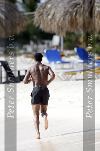 Curacao 6 januari 2006
Patrick Kluivert aan het trainen op het strand met een i pod op.