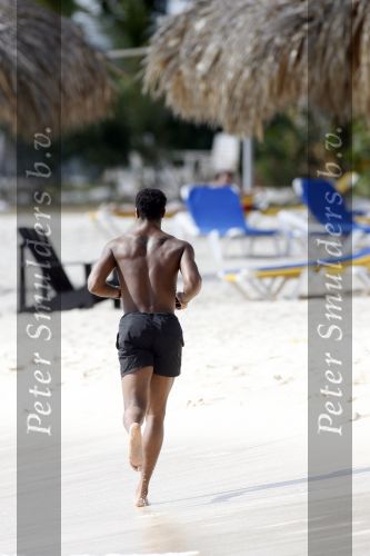 Curacao 6 januari 2006
Patrick Kluivert aan het trainen op het strand met een i pod op.