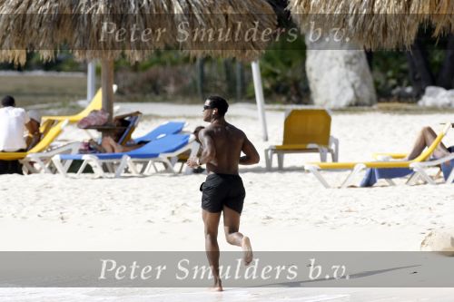 Curacao 6 januari 2006
Patrick Kluivert aan het trainen op het strand met een i pod op.