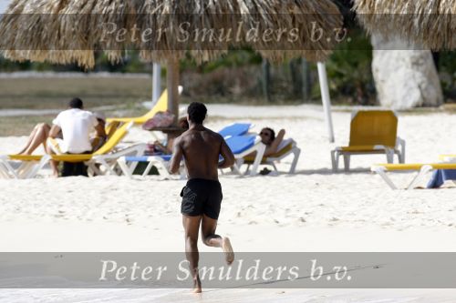 Curacao 6 januari 2006
Patrick Kluivert aan het trainen op het strand met een i pod op.