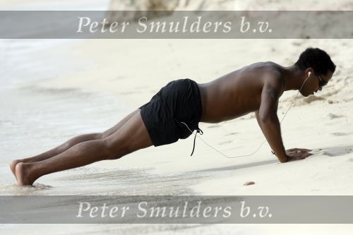 Curacao 6 januari 2006
Patrick Kluivert aan het trainen op het strand met een i pod op.