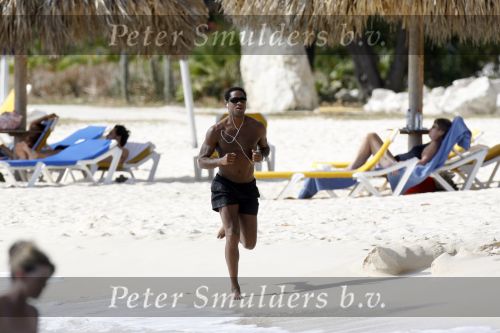 Curacao 6 januari 2006
Patrick Kluivert aan het trainen op het strand met een i pod op.