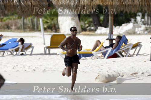 Curacao 6 januari 2006
Patrick Kluivert aan het trainen op het strand met een i pod op.