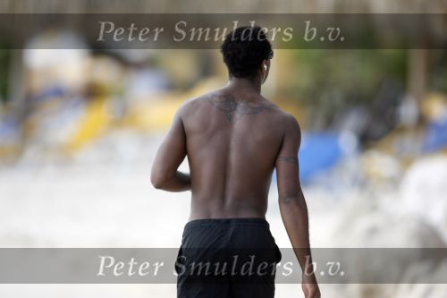 Curacao 6 januari 2006
Patrick Kluivert aan het trainen op het strand met een i pod op.