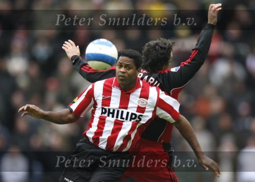 Eindhoven, 18 Maart 2007 Kompetitiewedstrijd PSV-AJAX, eindstand 1-5 Seizoen 2006/2007
Patrick Kluivert in duel met George Ogararu