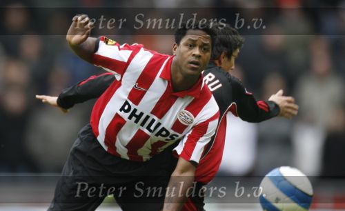 Eindhoven, 18 Maart 2007 Kompetitiewedstrijd PSV-AJAX, eindstand 1-5 Seizoen 2006/2007
Patrick Kluivert in duel met George Ogararu