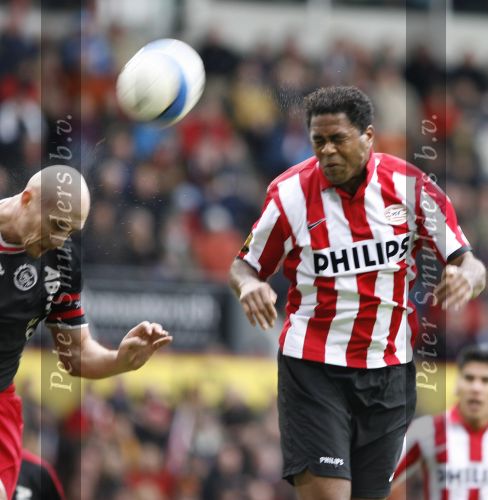 Eindhoven, 18 Maart 2007 Kompetitiewedstrijd PSV-AJAX, eindstand 1-5 Seizoen 2006/2007
Patrick Kluivert in duel met Jaap Stam