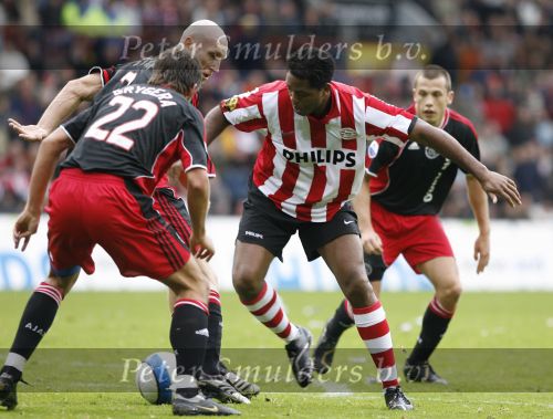 Eindhoven, 18 Maart 2007 Kompetitiewedstrijd PSV-AJAX, eindstand 1-5 Seizoen 2006/2007
Patrick Kluivert in duel met Jaap Stam