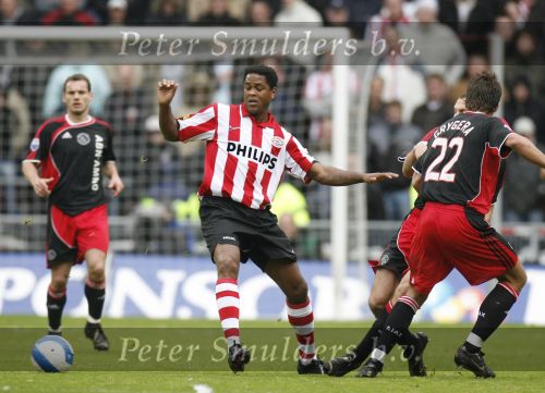 Eindhoven, 18 Maart 2007 Kompetitiewedstrijd PSV-AJAX, eindstand 1-5 Seizoen 2006/2007
Patrick Kluivert in duel met Zdenek Grygera