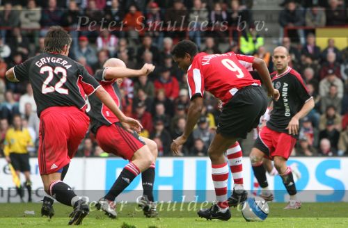 Eindhoven, 18 Maart 2007 Kompetitiewedstrijd PSV-AJAX, eindstand 1-5 Seizoen 2006/2007
Patrick Kluivert in duel met Jaap Stam
