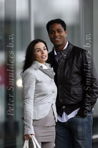 Schiphol 23 maart 2007
Patrick Kluivert en zijn zwangere vriendin Rossana Lima op schiphol .
