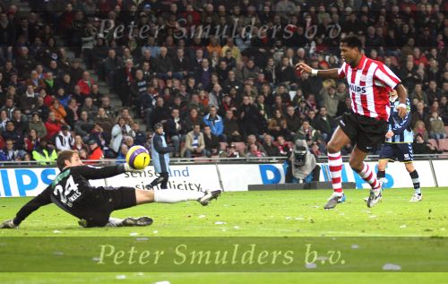 Eindhoven, 30 December 2006 Kompetitiewedstrijd PSV-FC Ado Den Haag, eindstand 2-1 Seizoen 2006/2007
Patrick Kluivert passeert doelman Robert Zwinkels
Foto: Ronald Otter