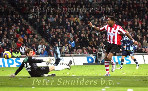 Eindhoven, 30 December 2006 Kompetitiewedstrijd PSV-FC Ado Den Haag, eindstand 2-1 Seizoen 2006/2007
Patrick Kluivert passeert doelman Robert Zwinkels
Foto: Ronald Otter