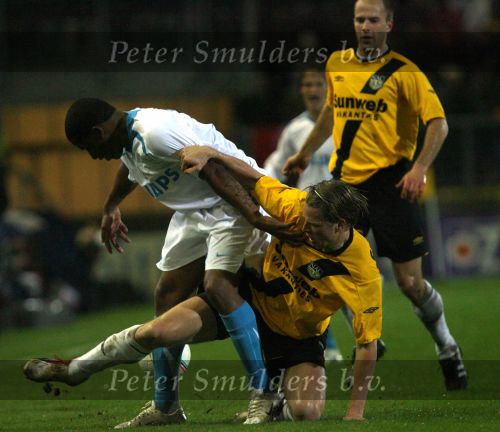 Breda, 28 Februari 2007
NAC-PSV, eindstand 3-0 Wedstrijd KNVB-beker 1/4 finale Seizoen 2006/2007
Patrick Zwaanswijk in duel met Jefferson Farfan
