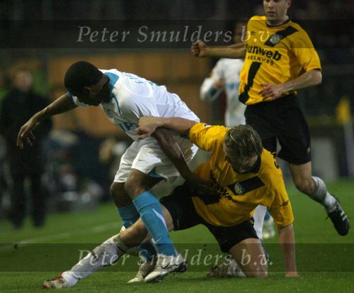Breda, 28 Februari 2007
NAC-PSV, eindstand 3-0 Wedstrijd KNVB-beker 1/4 finale Seizoen 2006/2007
Patrick Zwaanswijk in duel met Jefferson Farfan