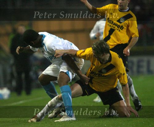 Breda, 28 Februari 2007
NAC-PSV, eindstand 3-0 Wedstrijd KNVB-beker 1/4 finale Seizoen 2006/2007
Patrick Zwaanswijk in duel met Jefferson Farfan