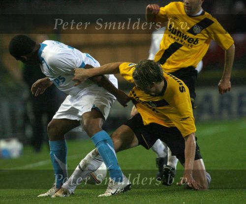 Breda, 28 Februari 2007
NAC-PSV, eindstand 3-0 Wedstrijd KNVB-beker 1/4 finale Seizoen 2006/2007
Patrick Zwaanswijk in duel met Jefferson Farfan