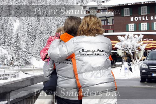 Lech 27 februari 2007
Paulien Huizinga met Michiel Mol en dochter Myrthe op wintersport in Lech.