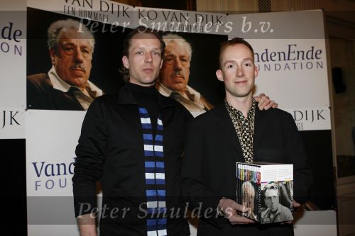 Amsterdam 15 maart 2007
Presentatie dvd box Ko v Dijk. Aanwezig zijn oa de zoons van Ko van Dijk Kees en Peter Jan v Dijk. Joop v d Ende reikte de dvd box uit.