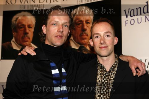 Amsterdam 15 maart 2007
Presentatie dvd box Ko v Dijk. Aanwezig zijn oa de zoons van Ko van Dijk Kees en Peter Jan v Dijk. Joop v d Ende reikte de dvd box uit.