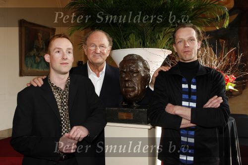 Amsterdam 15 maart 2007
Presentatie dvd box Ko v Dijk. Aanwezig zijn oa de zoons van Ko van Dijk Kees en Peter Jan v Dijk. Joop v d Ende reikte de dvd box uit.
