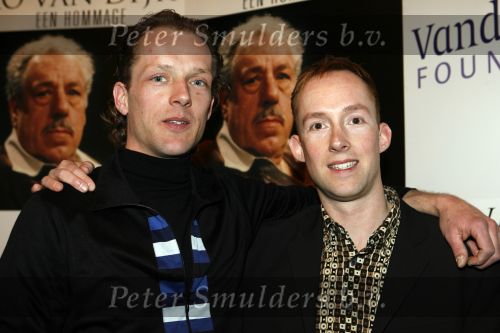 Amsterdam 15 maart 2007
Presentatie dvd box Ko v Dijk. Aanwezig zijn oa de zoons van Ko van Dijk Kees en Peter Jan v Dijk. Joop v d Ende reikte de dvd box uit.