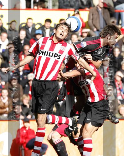 Eindhoven, 18 Maart 2007 Kompetitiewedstrijd PSV-AJAX, eindstand 1-5 Seizoen 2006/2007
Phillip Cocu in duel metZdenek Grygera