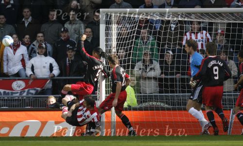 Eindhoven, 18 Maart 2007 Kompetitiewedstrijd PSV-AJAX, eindstand 1-5 Seizoen 2006/2007
Phillip Cocu wordt onderuit gelopen door Urby Emanuelson