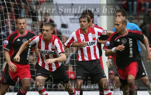 Eindhoven, 18 Maart 2007 Kompetitiewedstrijd PSV-AJAX, eindstand 1-5 Seizoen 2006/2007
Phillip Cocu Timy simons John Heitinga en Gabri