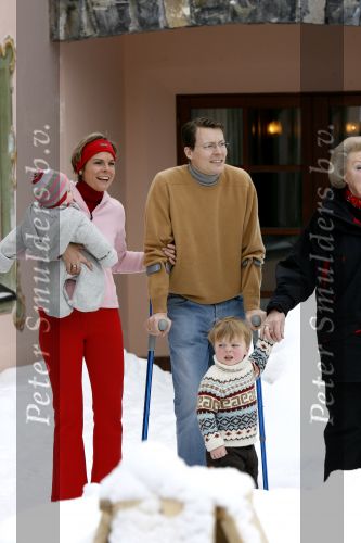 Lech 11 februari 2007
Maxima Prins Willem Alexander Amalia Alexia Koningin Beatrix Prins Constantijn Prinses Laurentien met Prinses Eloise Prins Claus Cazimir en Eleonore op vakatie in Lech.