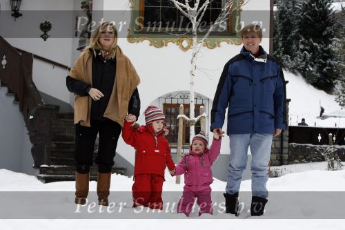 Lech 11 februari 2007
Maxima Prins Willem Alexander Amalia Alexia Koningin Beatrix Prins Constantijn Prinses Laurentien met Prinses Eloise Prins Claus Cazimir en Eleonore op vakatie in Lech.