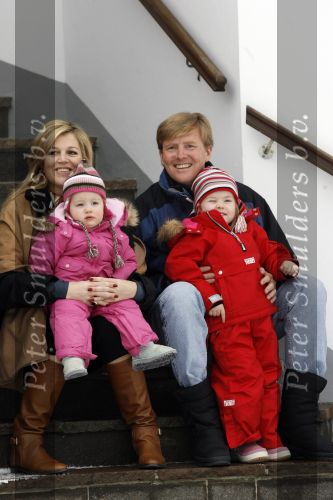 Lech 11 februari 2007
Maxima Prins Willem Alexander Amalia Alexia Koningin Beatrix Prins Constantijn Prinses Laurentien met Prinses Eloise Prins Claus Cazimir en Eleonore op vakatie in Lech.