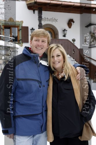 Lech 11 februari 2007
Maxima Prins Willem Alexander Amalia Alexia Koningin Beatrix Prins Constantijn Prinses Laurentien met Prinses Eloise Prins Claus Cazimir en Eleonore op vakatie in Lech.
peter Smulders bv